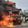 Un espectacular incendio arrasa la cabina de un tráiler en la gasolinera de la autovía